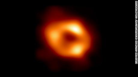 Süper kütleli bir kara deliğin ilk görüntüsü Samanyolu'nun merkezinde ortaya çıktı.
