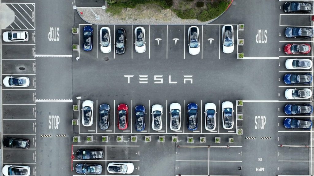 Tesla sebepsiz yere fren yapar.  Tek otomatik pilot sorunu bu değil