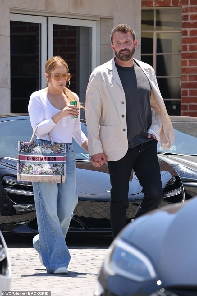 Yeni yolculuk: 49 yaşındaki Ben Affleck ve Jennifer Lopez, Cumartesi günü Beverly Hills'deki bir mağazada lüks arabalara göz atarken sevimli ve sıradan karakterleri kestiler.