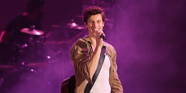 Shawn Mendes, 8. Yıllık Konseri sırasında sahnede performans sergiliyor "hayatta kalabiliriz" Audacy tarafından 23 Ekim 2021'de Los Angeles, California'da Hollywood Bowl'da düzenlenen bir konser.  (Ses kayıtları için fotoğraf Amy Sussman/Getty Images tarafından)