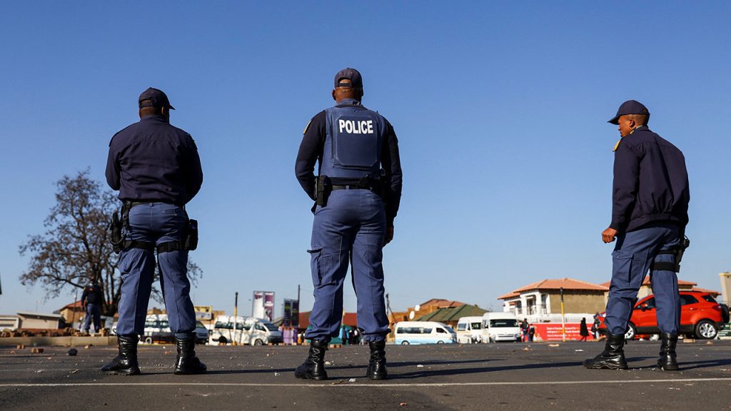 Güney Afrika polisi, Soweto'da bir bara düzenlenen silahlı saldırıda 14 kişinin öldüğünü söyledi.