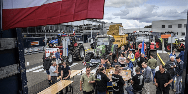 Çiftçiler, hükümetin 6 Temmuz 2022'de nitrojen emisyonlarını azaltmaya yönelik geniş kapsamlı planlarını protesto etmek için Hollanda'nın Eelde kentindeki Groningen Ede Havalimanı'ndaki geliş ve gidiş salonlarını kapattı.