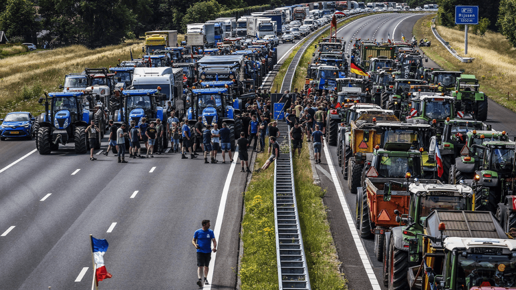 Hollandalı çiftçiler, hükümetin katı çevre kurallarını protesto etmek için 'Özgürlük Karavanları' kurdular