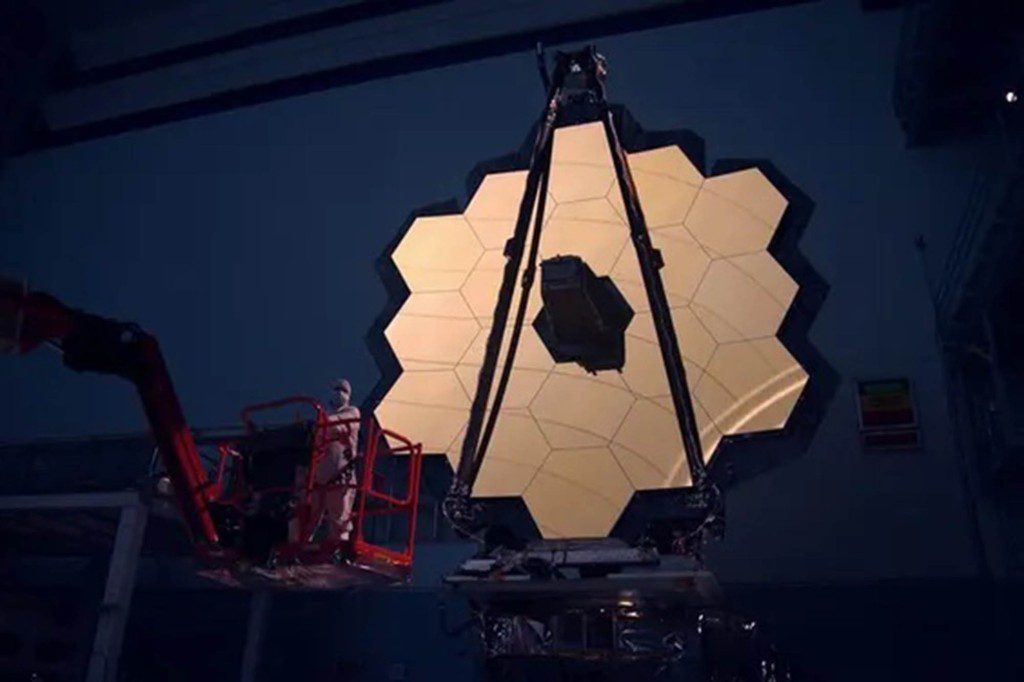 James Webb Uzay Teleskobu'nun ana aynası karanlık odada aydınlatılıyor