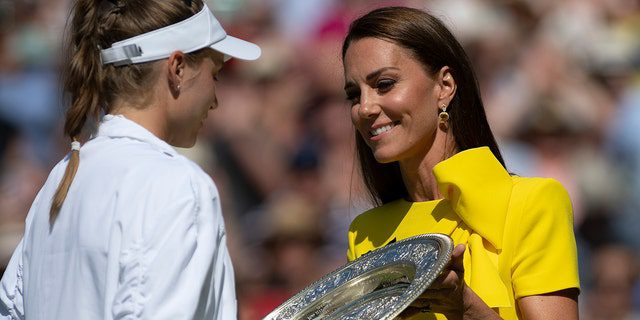 Cambridge Düşesi, 9 Temmuz 2022'de Londra'da Wimbledon'da tek bayanlar finalinde Ons Jabeur'a karşı oynadığı maçı kazanan Elena Rybakina'ya Rosewater'dan bir tabak sunuyor. 