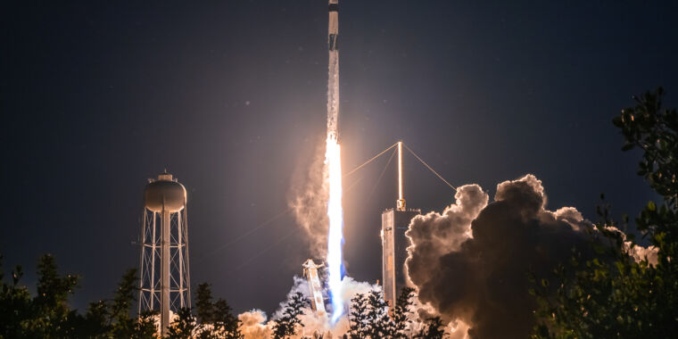 SpaceX şimdi ana rakibi tarafından yapılan her roket için 10 roket fırlatıyor