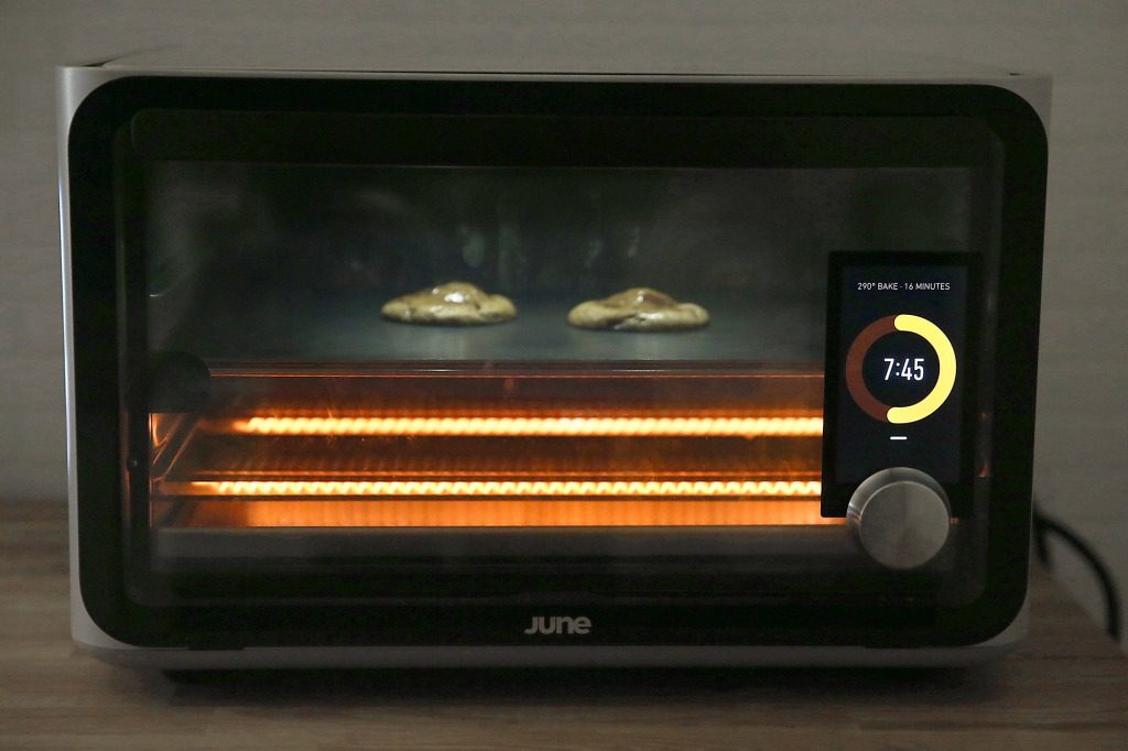 Yaklaşık 1000 dolara mal olan June Akıllı Fırın, Wi-Fi üzerinden çalışır ve pişirdiğiniz yiyecekleri algılayabilir.