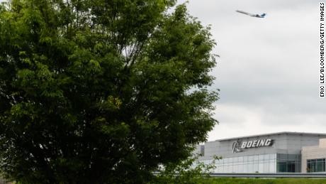 Boeing uçak yarışını kaybeder.  Çantalarını topladı ve Washington'a gitti.