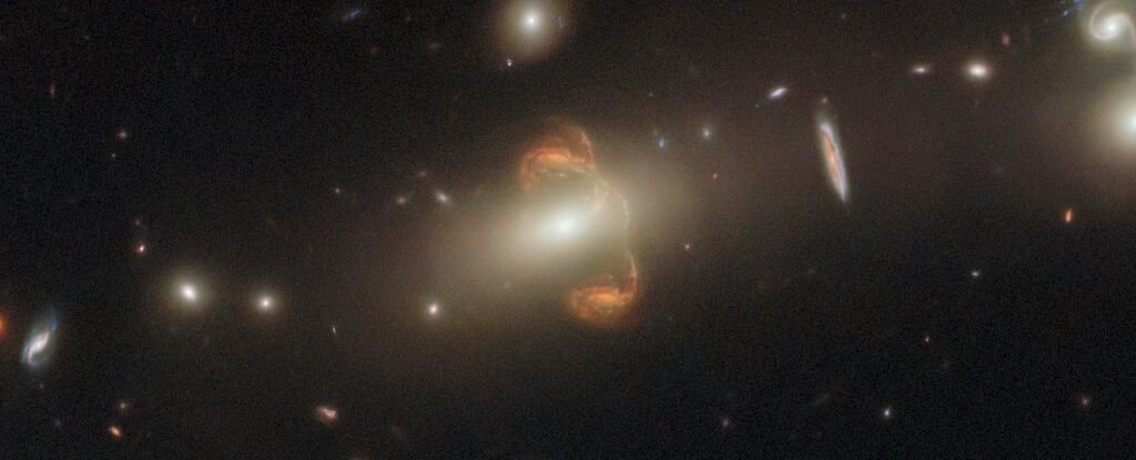 Hubble'dan gelen inanılmaz görüntü, galaksinin garip 'aynasını' ortaya koyuyor