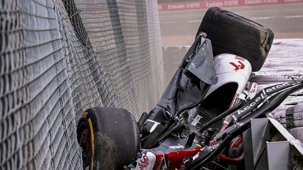 İngiltere Grand Prix'sini Carlos Sainz kazandı.  Zhou Guanyu korkunç bir kazadan sonra güvende