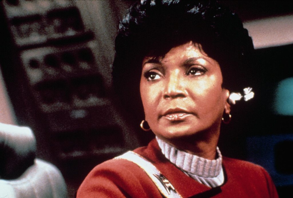 STAR TREK II: THE WRATH OF KHAN, Nichelle Nichols, iletişim kulaklığını takmış, 1982. (c) Paramount.  Nezaket: Everett Grubu.