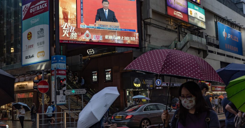 Xi, baskının dönüştürdüğü Hong Kong'u ziyaret etti: Canlı güncellemeler