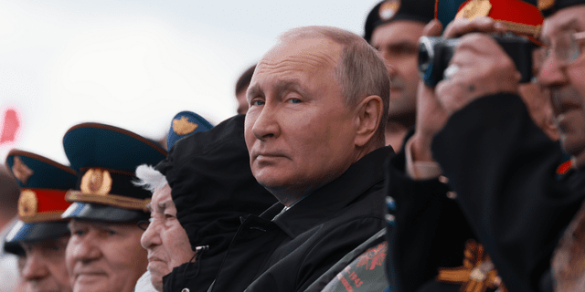 Rusya Devlet Başkanı Vladimir Putin, 9 Mayıs Pazartesi günü Rusya'nın Moskova kentinde İkinci Dünya Savaşı'nın sona ermesinin 77. yıldönümü münasebetiyle Zafer Bayramı askeri geçit törenine bakıyor.