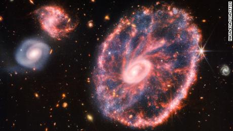 Yeni Webb teleskop görüntüsünde nadir görülen galaksi türü göz kamaştırıyor