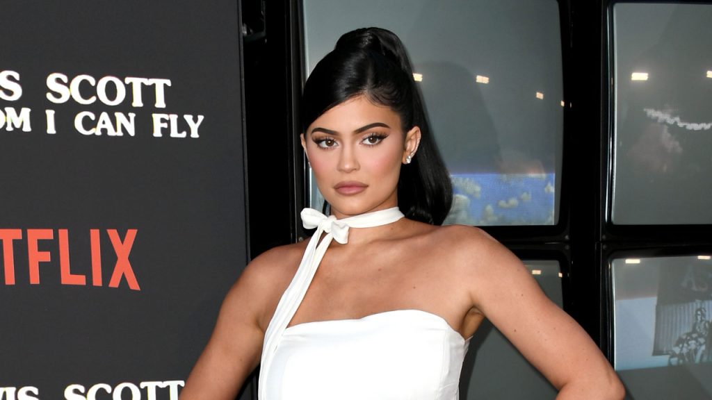 Kylie Jenner, Kylie Cosmetics’in güvenlik protokollerini aştığı suçlamasını sert bir dille eleştirdi: ‘Yazık sana’