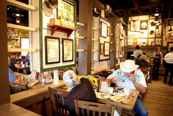 Cracker Barrel’ın et yiyicileri, imkansız sosis menüsünü ekleme konusunda çılgına döndü