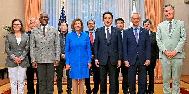 ABD Temsilciler Meclisi Başkanı Nancy Pelosi, ön, merkez sol ve onun kongre heyeti, Başbakan'ın Tokyo'daki resmi konutunda bir kahvaltı toplantısından önce, merkez sağda Japonya Başbakanı Fumio Kishida ile bir fotoğraf için poz veriyor.