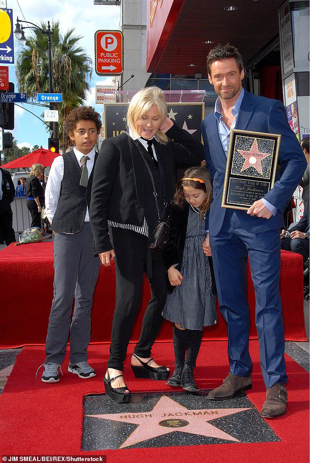 Mutlu aile: Jackman ve eşi Deborah Lee Furness'in birlikte iki çocuğu var: 22 yaşındaki Oscar ve 17 yaşındaki Ava (soldan sağa: Oscar, Deborah Lee, Ava, Hugh 2012'de resimde)