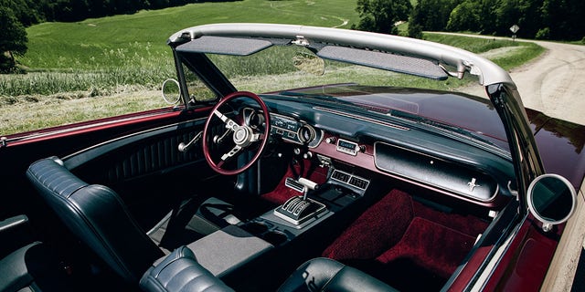 Mustang'in iç tasarımı, orijinal modelin modern bir yorumudur.