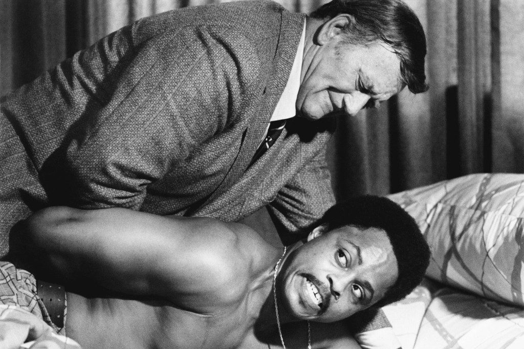 1974 kara filminde Mosley "MK" John Wayne ile.