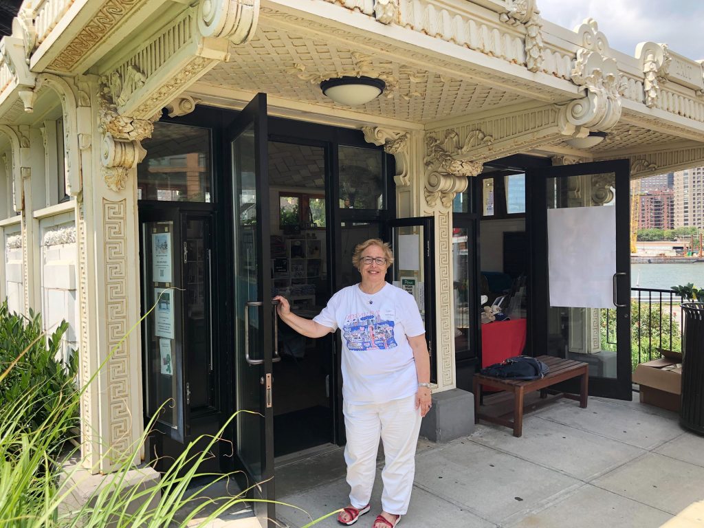 Roosevelt Adası Tarih Kurumu Başkanı Judy Purdy, Roosevelt Adası'ndaki uzun süredir devam eden bir büfenin iyi iş yapabilmesi için yakındaki bir otomat arabasının hareket etmesini istiyor.