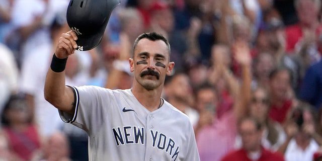 New York Yankees'ten Matt Carpenter, 5 Ağustos 2022 Cuma günü St. Louis'de St. Louis Cardinals'e karşı oynanan bir beyzbol maçının ilk yarısında sopaya doğru ilerlerken şapkasını kaldırıyor. 