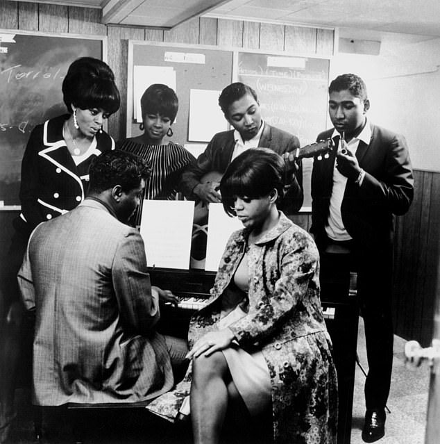 Soldan sağa fotoğraf, Diana Ross, Lamont Dozier (piyanoda), Mary Wilson, Eddie Holland, Florence Ballard (oturmuş) ve Brian Holland'ı 1965 dolaylarında Detroit'teki Motown stüdyosunda gösteriyor.