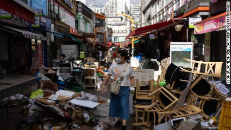 10 Ağustos'ta Güney Kore'nin Seul kentindeki Namsung Sagi Pazarı'ndaki selden etkilenen mağazaların önünde enkaz birikiyor.