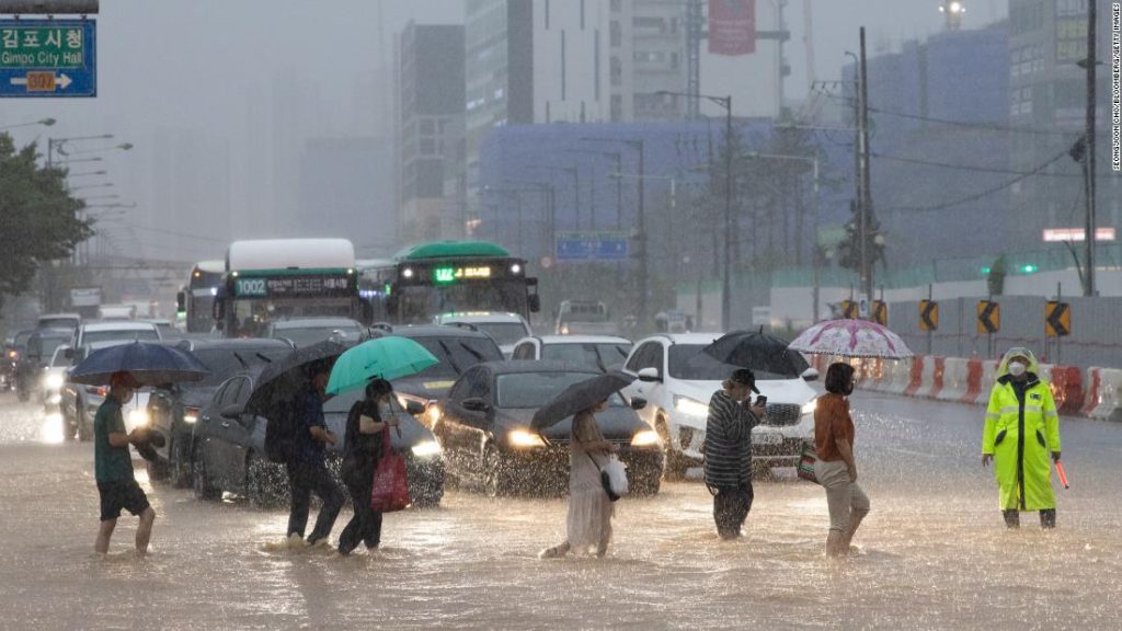 Seul sel: Binaları sular altında ve arabaları sular altında bırakırken rekor yağmur Güney Kore'nin başkentinde en az 9 kişiyi öldürdü