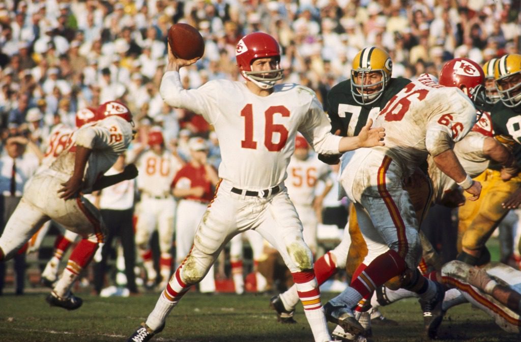 Len Dawson, 15 Ocak 1967'de Los Angeles'ta düzenlenen Super Bowl I sırasında Green Bay Packers'a pas attı.