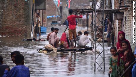 Pakistan'da muson yağmurları ve sellerde 326'sı çocuk olmak üzere 900'den fazla kişi öldü.