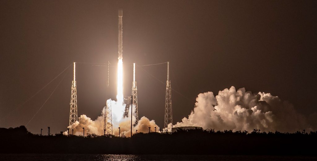 SpaceX Falcon 9 roketi, onarılan güçlendirici ile yük rekorunu kırdı