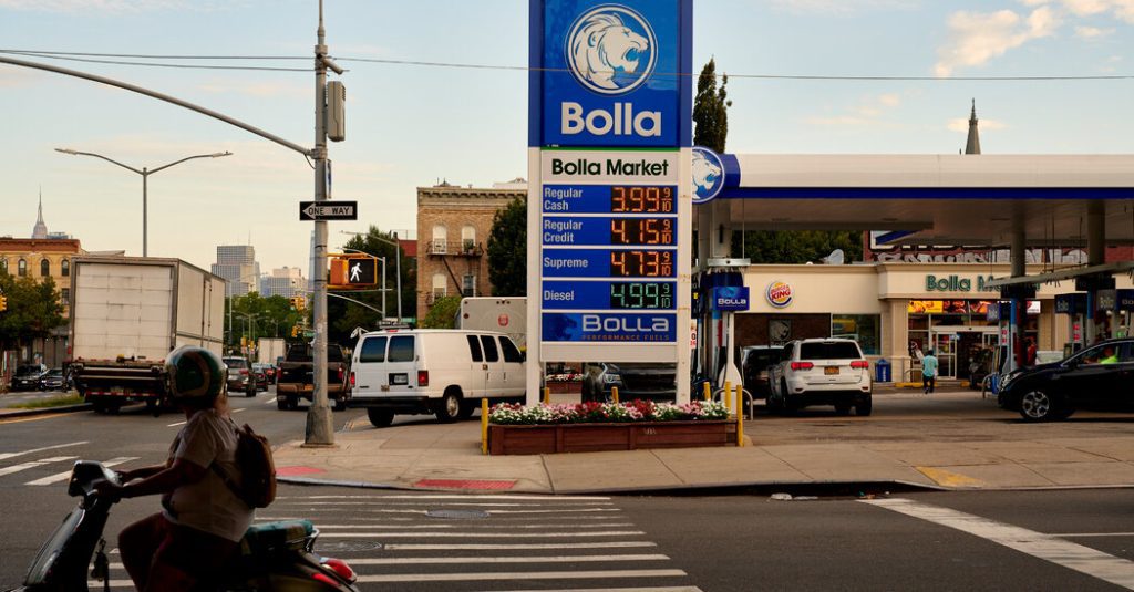 AAA, ABD gaz fiyatlarının galon başına 4 doların altına düştüğünü söylüyor