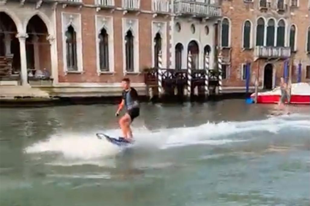 İtalya belediye başkanı, Büyük Kanal'da sörf yaptıkları için tutuklanan turistleri eleştirdi