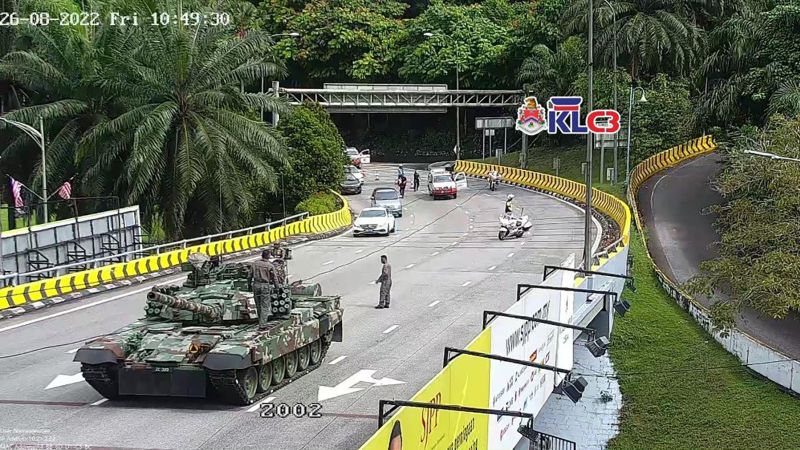 Malezya ordusu, Kuala Lumpur’da tank ve zırhlı araçların çökmesi nedeniyle özür diledi