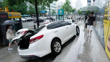Güney Kore'nin Seul kentinde 9 Ağustos'ta şiddetli yağmurda ezilen bir araç kaldırımda hasar gördü.