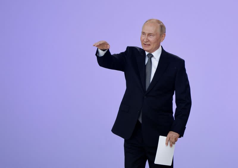 Ukrayna'daki aksilikleri görmezden gelen Putin, Rus silah hünerini sergiliyor