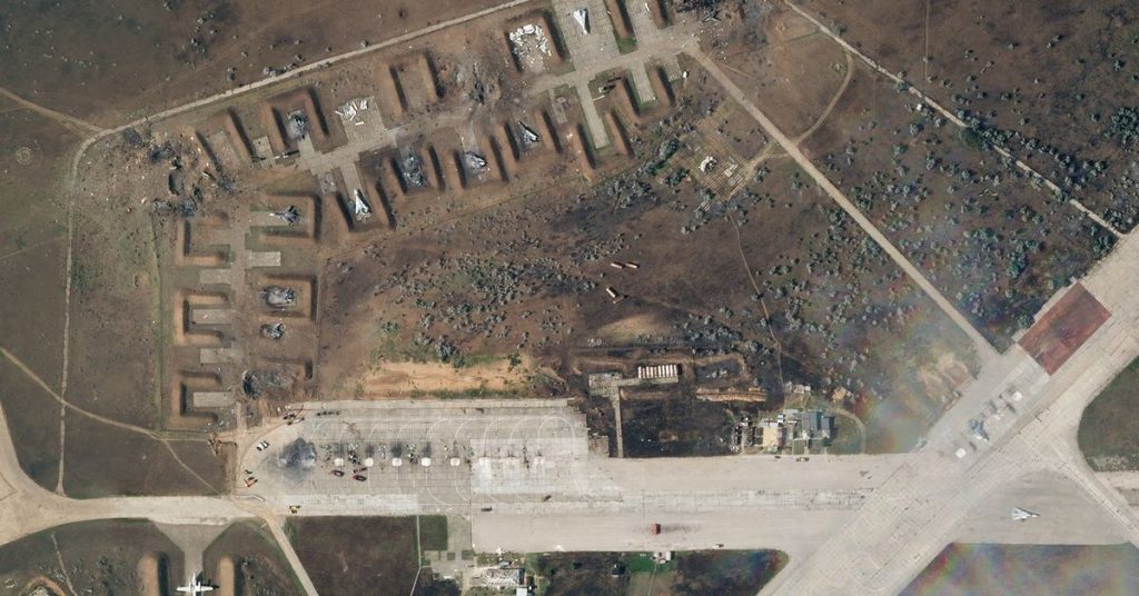 Uydu görüntüleri Kırım'daki Rus hava üssünde yıkımı gösteriyor