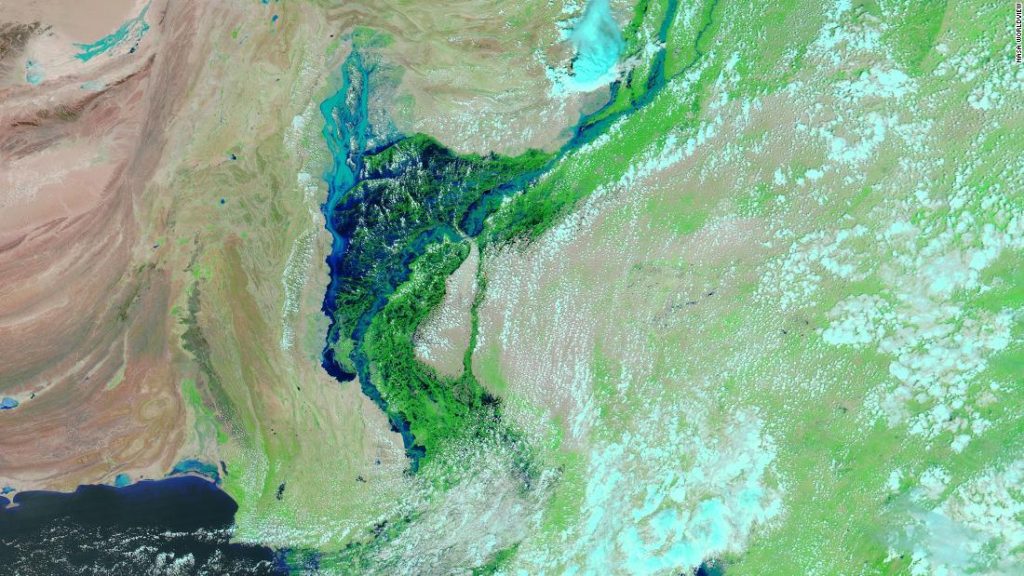 Uydu görüntüleri Pakistan'ın en son 100 km genişliğindeki gölü sular altında bıraktığını gösterdi
