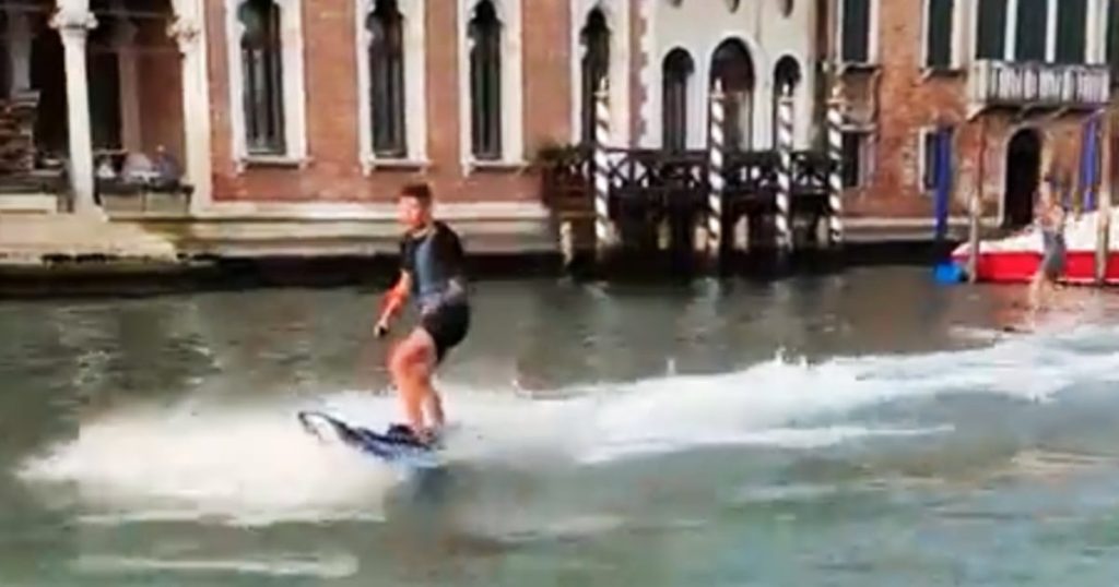 Venedik'teki Büyük Kanal'da sörf yapan turistlere para cezası