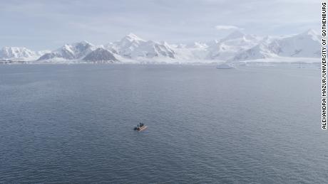 2019'da Thwaites Buzulu'na yapılan sefer sırasında Antarktika Yarımadası'nın fiyortlarından birinde bir iş teknesi Rán otonom aracını kurtarıyor. 