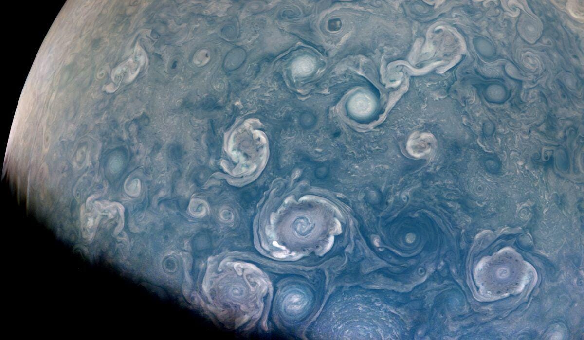 Jüpiter'deki dev fırtınaları temsil eden girdap benzeri girdapların NASA görüntüsü.