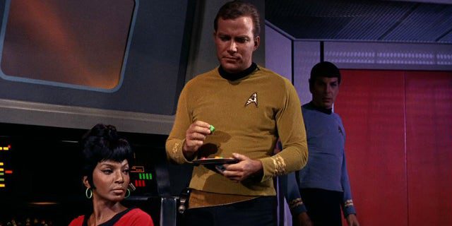 Nichelle Nichols (Teğmen Nyota Uhura olarak) ve William Shatner (Kaptan James T. Kirk olarak) "adam tuzağı" ilk bölümü "Yıldız Savaşları" 8 Eylül 1966'da yayınlandı.