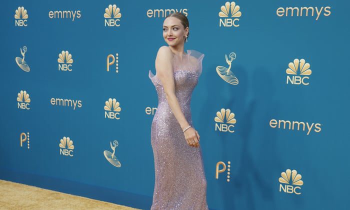 Amanda Seyfried, 12 Eylül 2022 Pazartesi günü Los Angeles'taki Microsoft Tiyatrosu'nda 74. Primetime Emmy Ödülleri'ne varıyor.  (AP Fotoğrafı/Jae C. Hong)