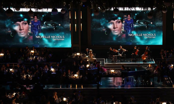 John Legend, bir klip sırasında merhum Nichelle Nichols'ın resimlerini sergiliyor 