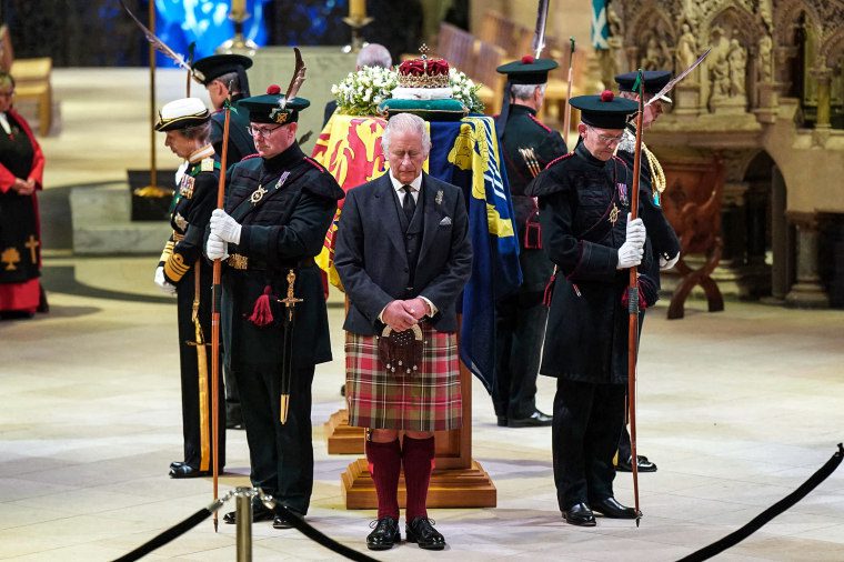 Fotoğraf: Kral Charles III ve kraliyet ailesinin diğer üyeleri, 12 Eylül 2022'de Edinburgh, İskoçya'daki St Giles Katedrali'nde Kraliçe II. Elizabeth'in tabutunda bir nöbet tutuyor.