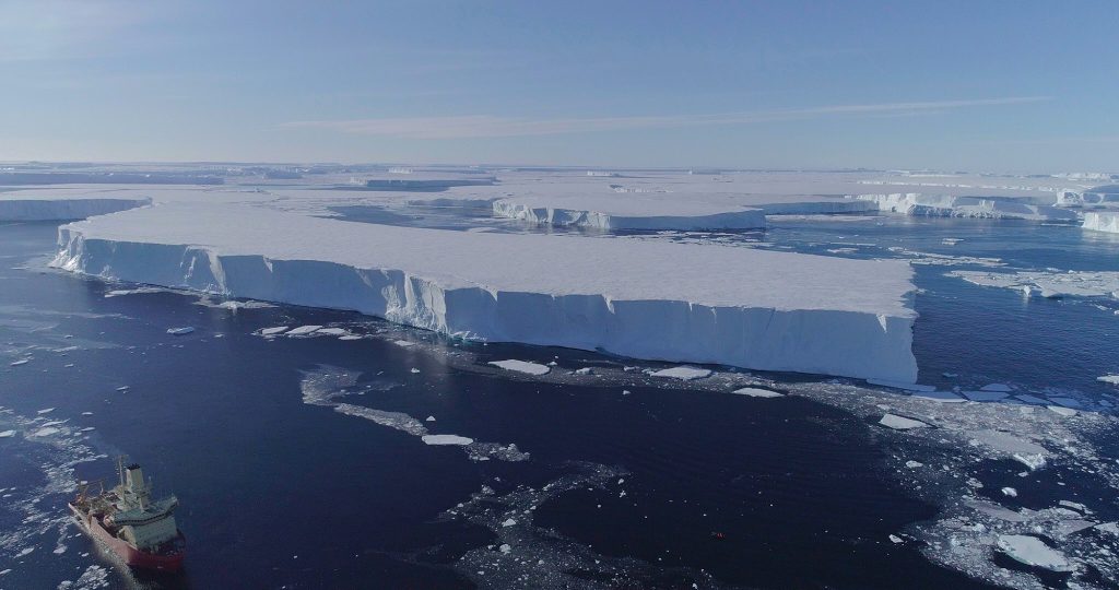 Bilim adamlarına göre, buzulun üç yıl içinde denize düşmesi muhtemel.  
