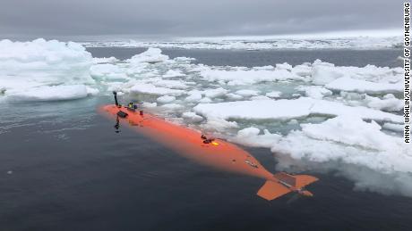 Otonom bir Kongsberg HUGIN sualtı aracı olan Rán, deniz tabanını haritalamak için 20 saatlik bir görevden sonra Thwaites Buzulu yakınında. 