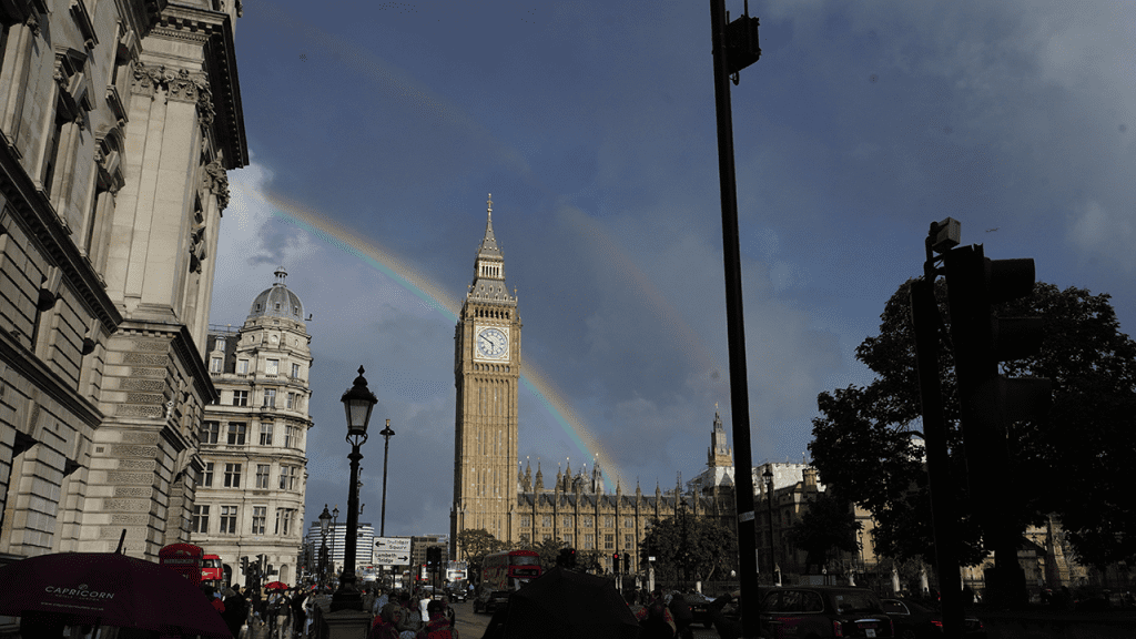 Kraliçe II. Elizabeth'in ölümünden sonra Buckingham Sarayı üzerinde çifte gökkuşağı: 'kalıcı bir sembol'