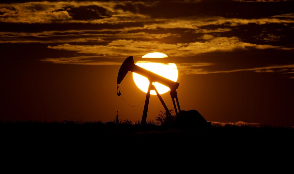 OPEC+, fiyatlar düşerken küresel petrol arzını hafifçe düşürdü